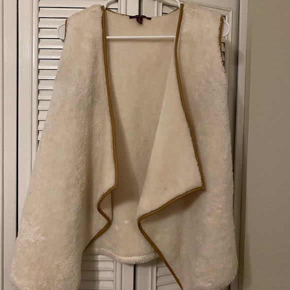 White furry vest with leather trim - Picture 1 of 1